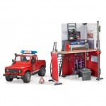 Sectie de pompieri cu Land Rover Defender si pompier BRUDER 62701